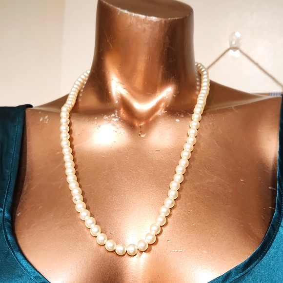 Rich Looking 24" Strand of Pearls - Picture 2 of 4